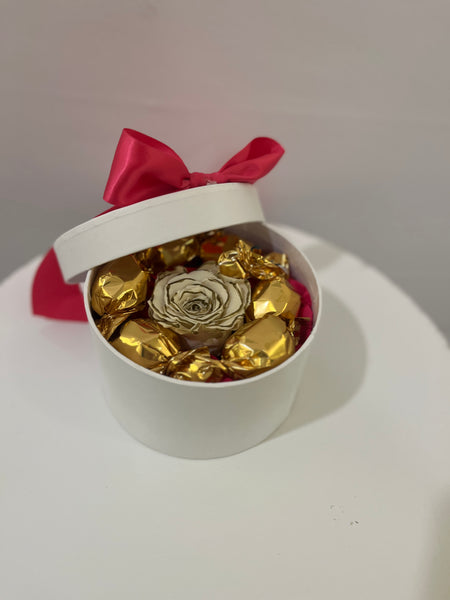 Rose éternelle et chocolats