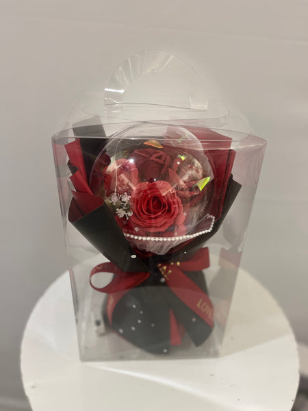 Bouquet de rose artificielles dans une boule transparente