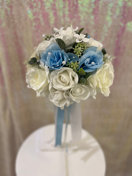 Bouquet de fleurs artificielles blanc et bleu pâle