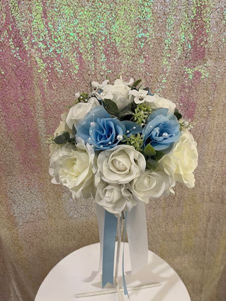 Bouquet de fleurs artificielles blanc et bleu pâle