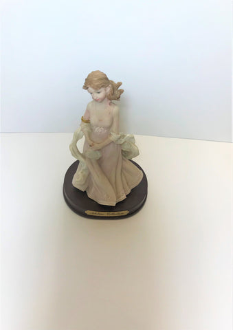 Figurine poupée rose 10"