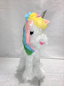 Piñata en forme de licorne blanche, corne or et chevelure couleur pastel