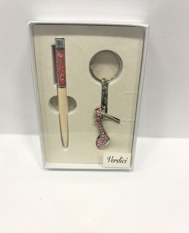 stylo blanc avec petit diamant rose et porte-clé en forme de talon haut dans une boîte blanche